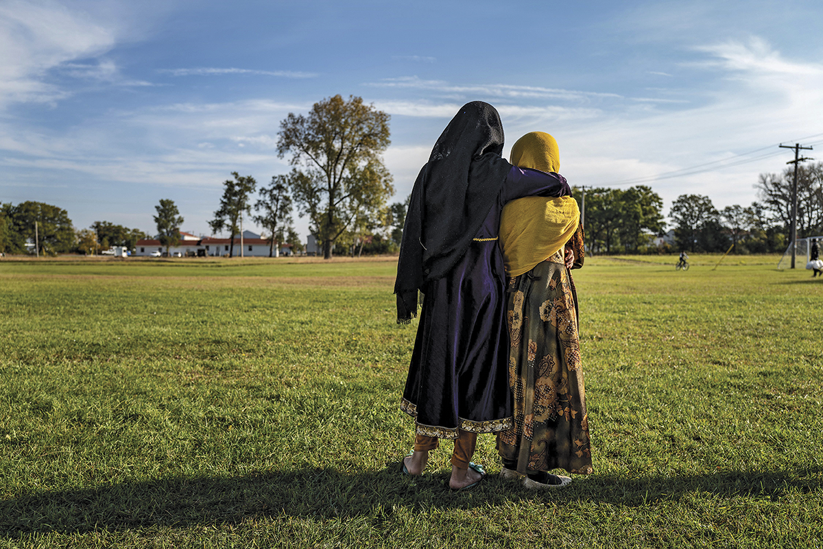 Dos niñas, entre los aproximadamente 12,600 afganos evacuados, se quedan temporalmente en la base militar estadounidense de Fort McCoy, Wisconsin, mientras se procesa su reubicación en Estados Unidos. (Foto: AFP/Getty)