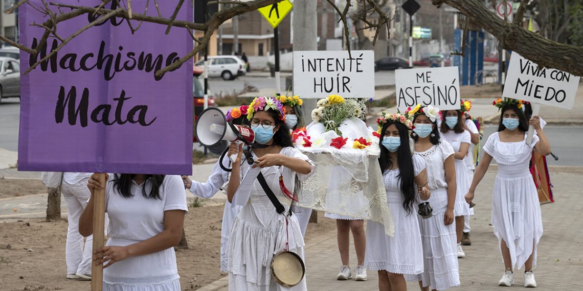 Manifestación de mujeres en Lima en vísperas del Día Internacional de la Eliminación de la Violencia contra la Mujer. (Foto: Cris Bouroncle/AFP)