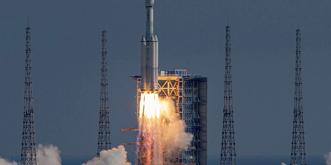 Un cohete despega para entregar suministros a la estación espacial Tiangong de China, en septiembre de 2021. (Foto: STR/AFP)