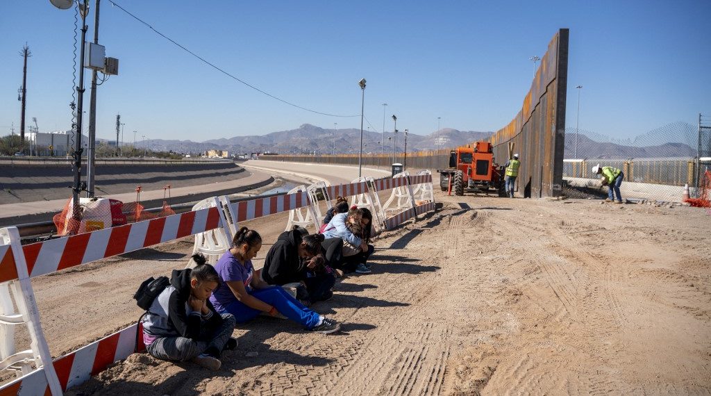 El gobernador dijo: "Este muro fronterizo que ven detrás de nosotros es una réplica del muro fronterizo que erigió el presidente Trump. (Foto: Paul Ratje/AFP)