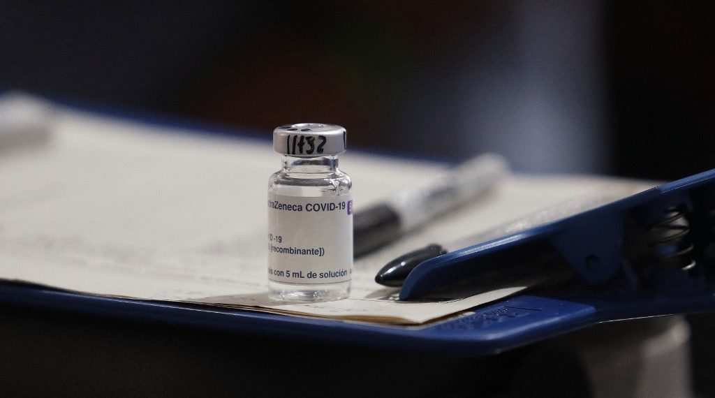La efectividad de la vacuna contra covid-19 grave e infección sintomática confirmada disminuyó con el tiempo. (Foto: Daniel Munoz/AFP)