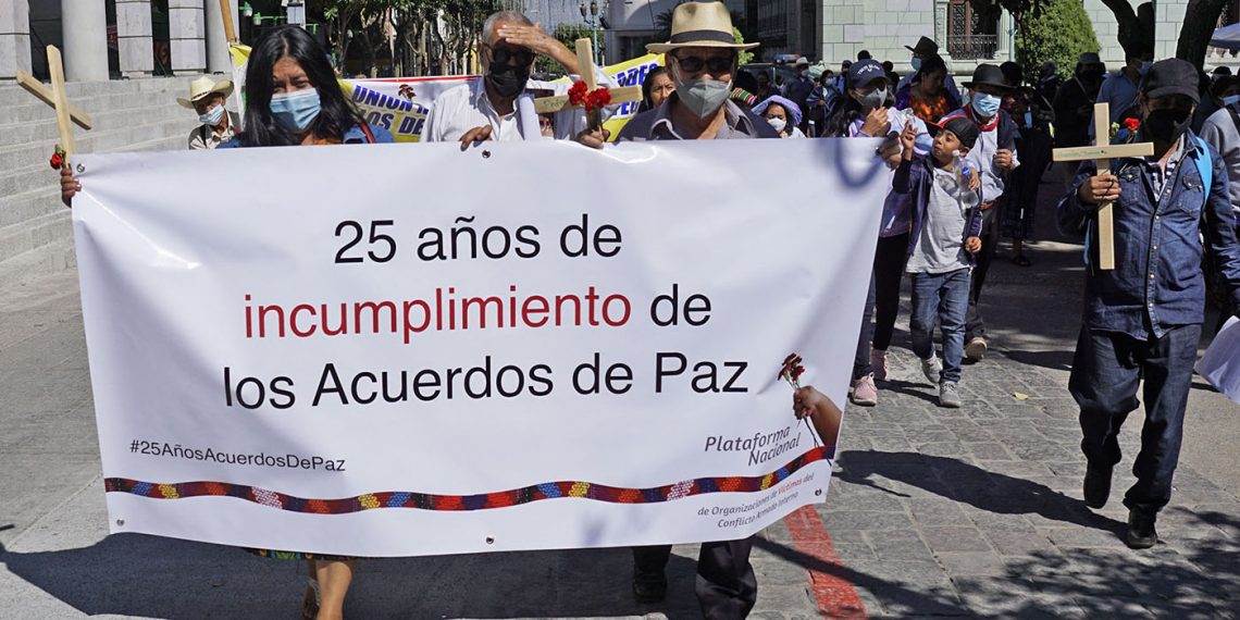 Protesta indígena para conmemorar el 25 aniversario de la firma del Acuerdo de Paz de Guatemala, en la Plaza de la Constitución, el 29 de diciembre. (Foto: Johan Ordonez/AFP)