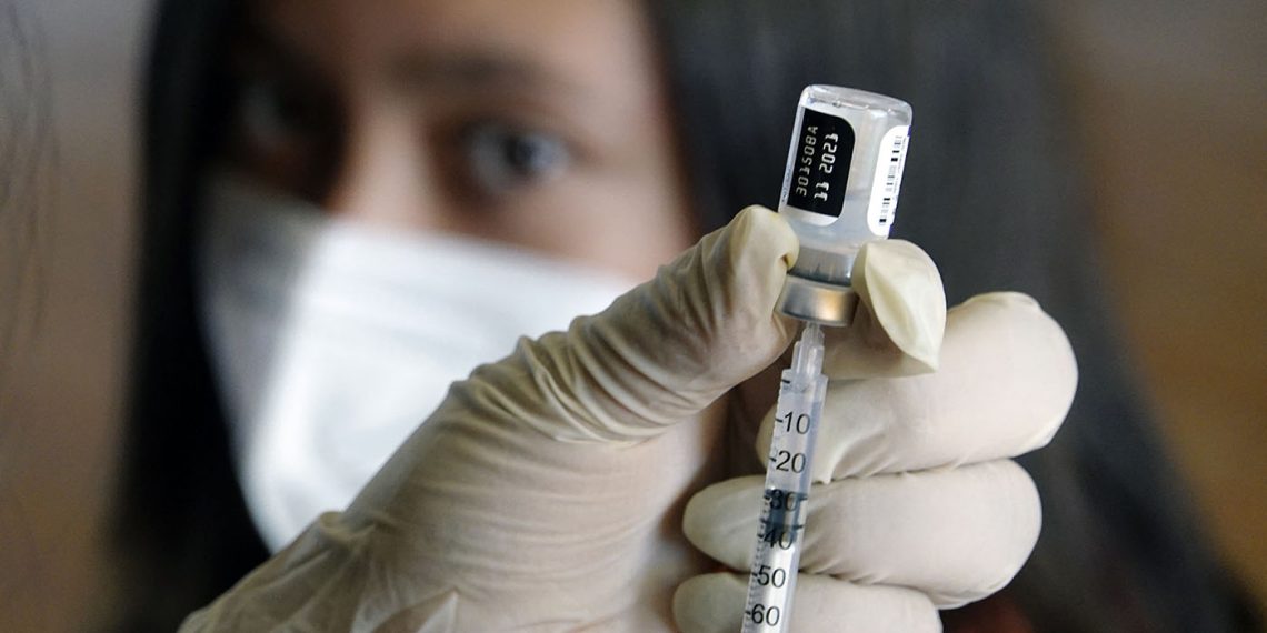 Imagen captada en Quito. Ecuador es el primer país de Latinoamérica en declarar obligatoria la dosis de vacuna. (Foto: Rodrigo Buendía/AFP)
