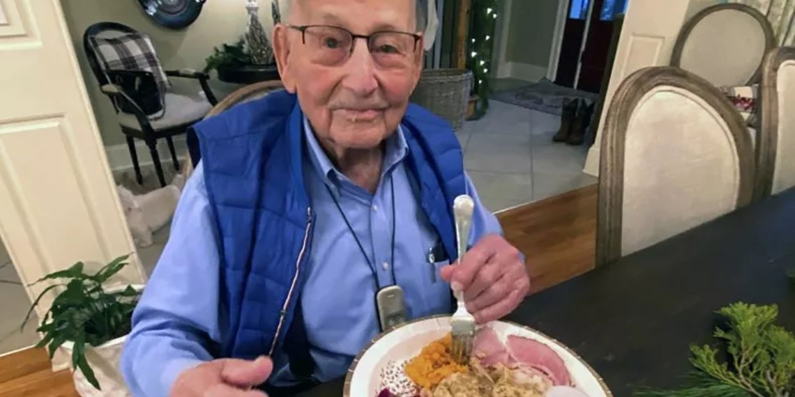 Major Wooten disfruta su almuerzo de Acción de Gracias con su familia en Madison, Alabama, en noviembre de 2021. (Foto: Holly McDonald/AP)
