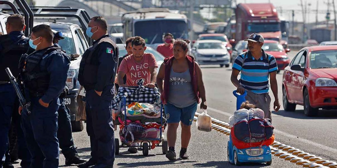 Con desorganización migrantes cruzan Puebla en busca del sueño americano