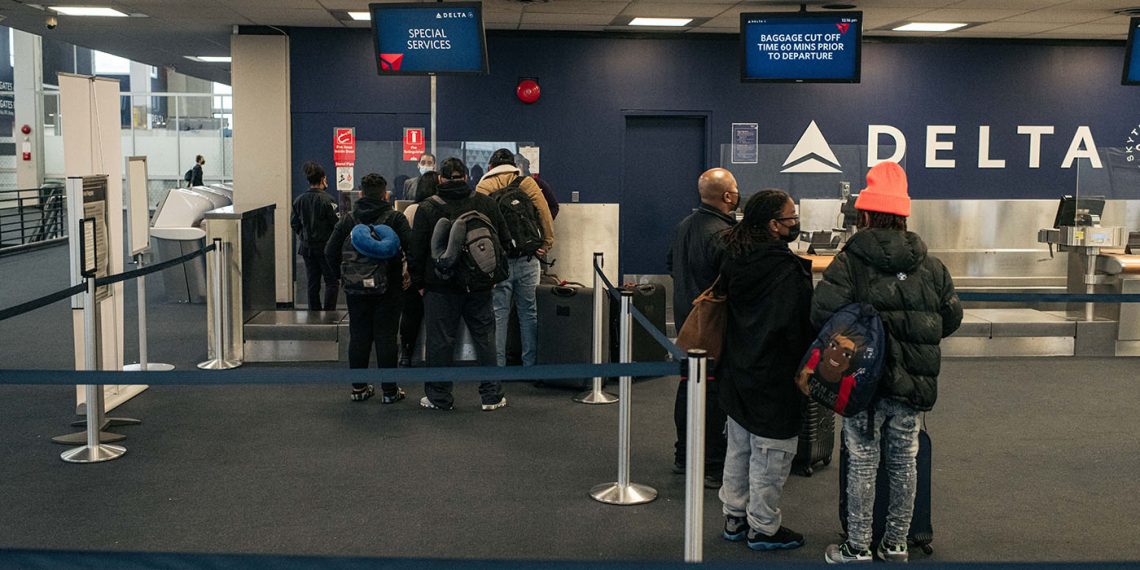 Miles de viajeros han quedado varados en muchos países después de que varias aerolíneas han cancelado vuelos debido al aumento de casos de la variante ómicron. (Foto: Scott Heins/Getty/AFP)