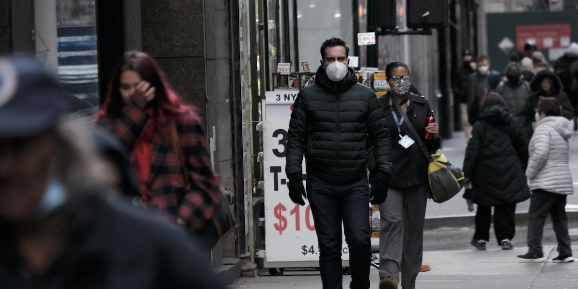 OMS informó que no hay indicación que sugiera que las vacunas no vayan a funcionar ante la nueva variante de la covid-19. (Foto: Spencer Platt//AFP)