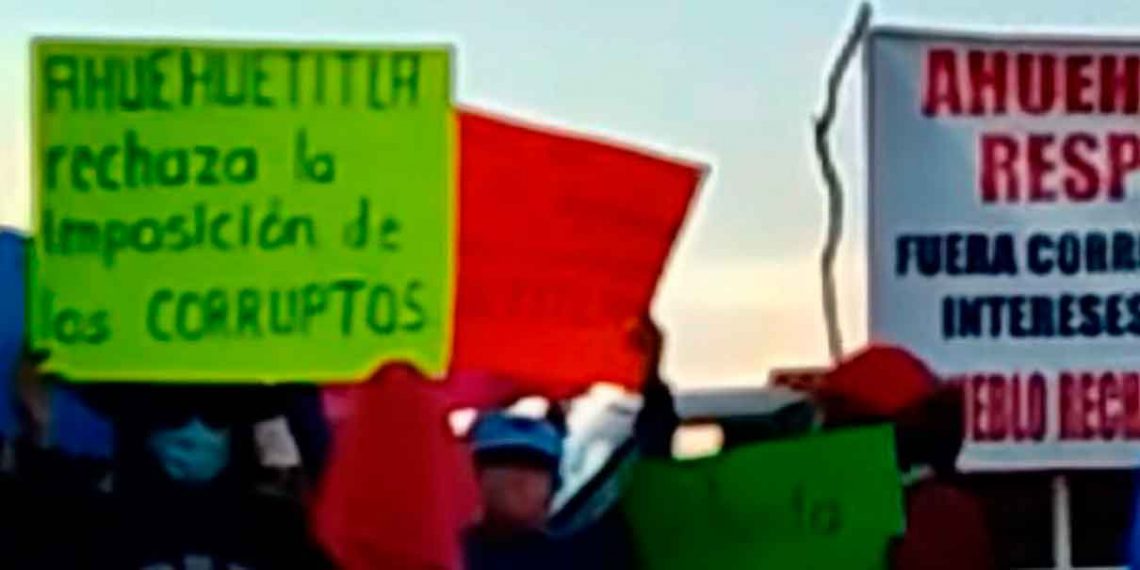 Habitantes de Ahuehuetitla mantienen cerrada la Carretera Panamericana; exigen destitución del edil