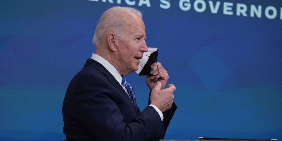 Joe Biden, en una videollamada con el equipo de respuesta contra el covid-19 de la Casa Blanca, este martes 28. (Foto: Anna Moneymaker/Getty/AFP)