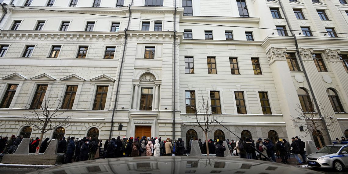 Partidarios se manifiestan contra el cierre de Memorial International, en la Corte Suprema de Rusia, este martes. (Foto: Natalia Kolesnikova/AFP)