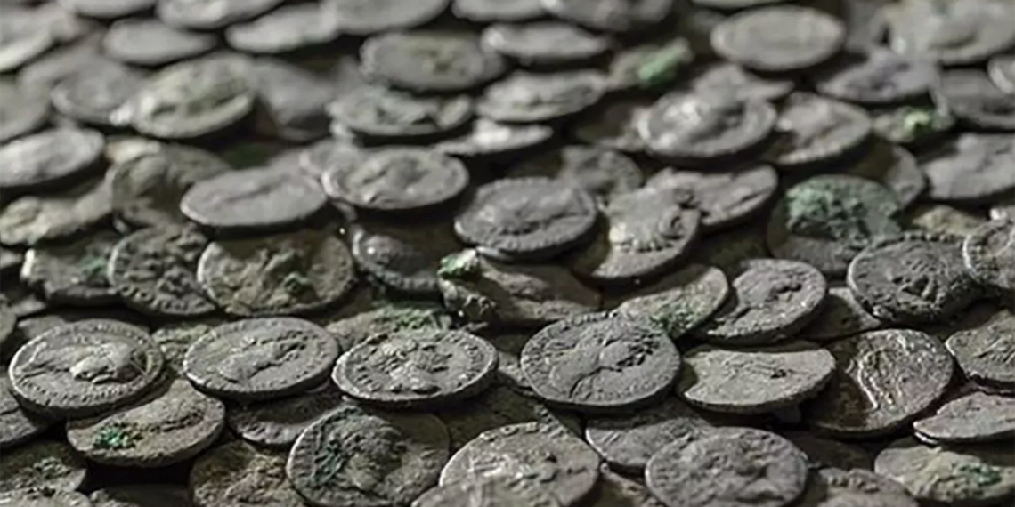 Las monedas de plata fueron descubiertas en el viejo lecho de grava de un río en Alemania. (Foto: Andreas Brucklmair, KMA/Zenger)