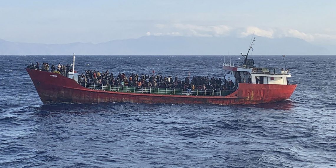 Rescate de un barco que transportaba migrantes, frente a la isla de Creta, Grecia, en octubre de 2021. (Foto: Guardia Costera Helénica/AFP)