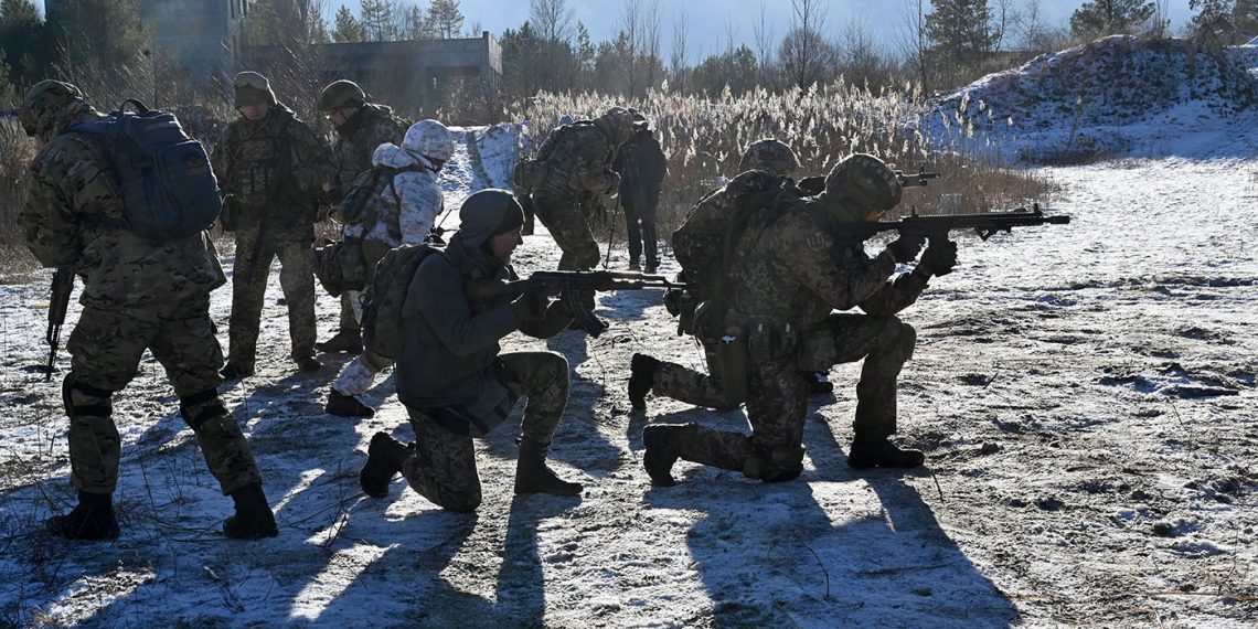 Fuerzas de defensa de Ucrania, en un ejercicio militar cerca de Kiev, el pasado 25 de diciembre. (Foto: Sergei Supinsky/AFP)