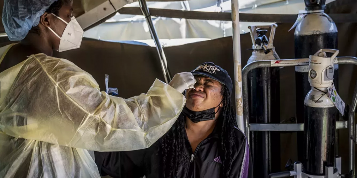 Una mujer se somete a la prueba de covid-19 en el Hospital del Sur de Lenasia, el 1 de diciembre de 2021. (Foto: Shiraaz Mohamed/AP Photo)