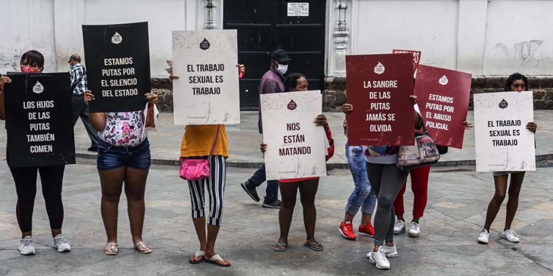 Protesta de trabajadoras sexuales contra el abuso y en defensa de sus derechos humanos en Medellín, Colombia, en octubre de 2020. (Foto: Joaquín Sarmiento/AFP)