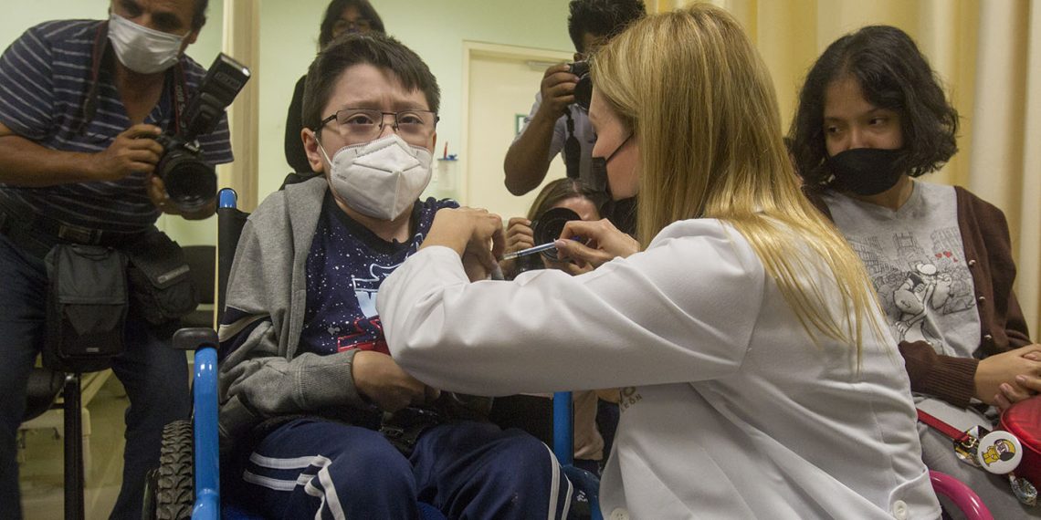 Un niño con comorbilidades recibe la vacuna contra el covid-19 en Monterrey. (Foto: Gabriela Pérez/Cuartoscuro)