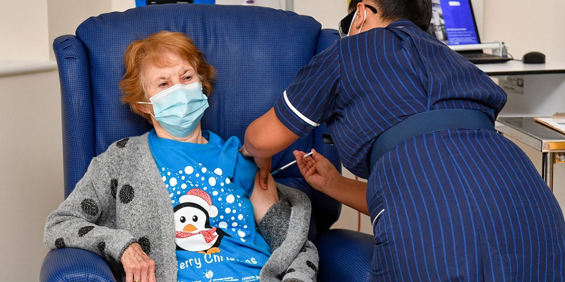Foto histórica. Margaret Keenan, primera persona del mundo en recibir la vacuna aprobada contra el covid-19. Hospital Universitario de Coventry, Inglaterra, 8 de diciembre de 2020. (Foto: Jacob King/AFP)