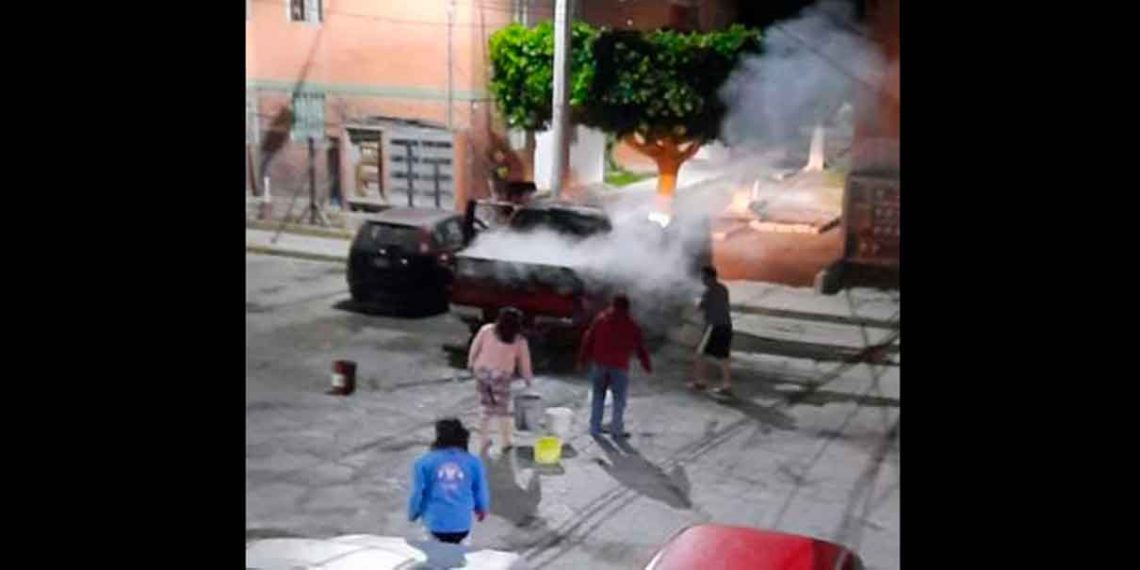 Cártel incendia auto y deja narcomensaje en Tehuacán