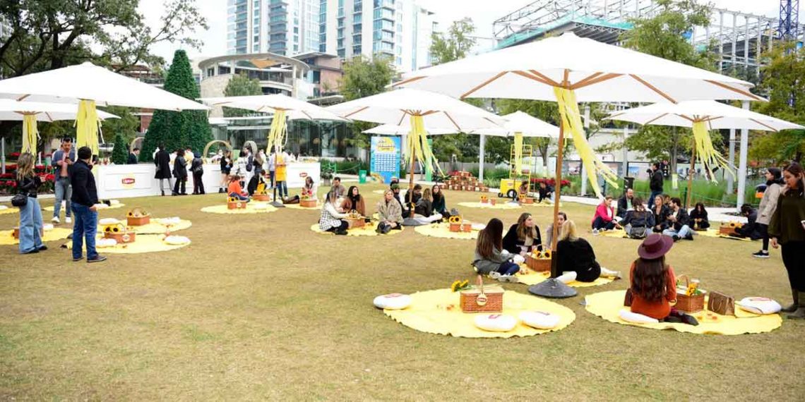Influencers de Monterrey realizan actividades en picnic sunhealing de Lipton