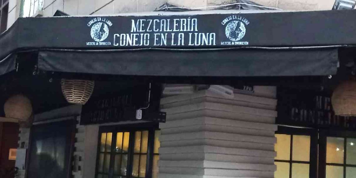 mezcaleria conejo en la luna