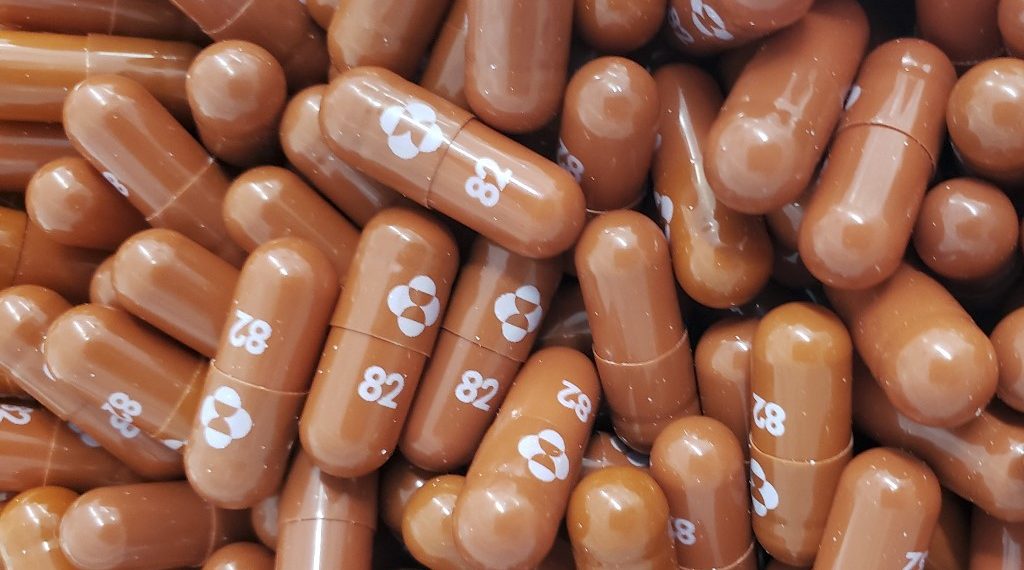 Salud advirtió que no cualquier persona con covid-19 puede usar estos medicamentos. (Foto: AFP)
