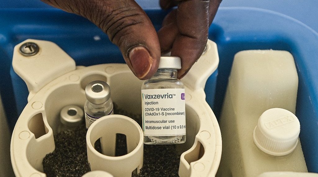 La vacuna Oxford-AstraZeneca es adecuada como opción para mejorar la inmunidad de la población para los países que están considerando programas de refuerzo. (Foto: Simon Maina/AFP)