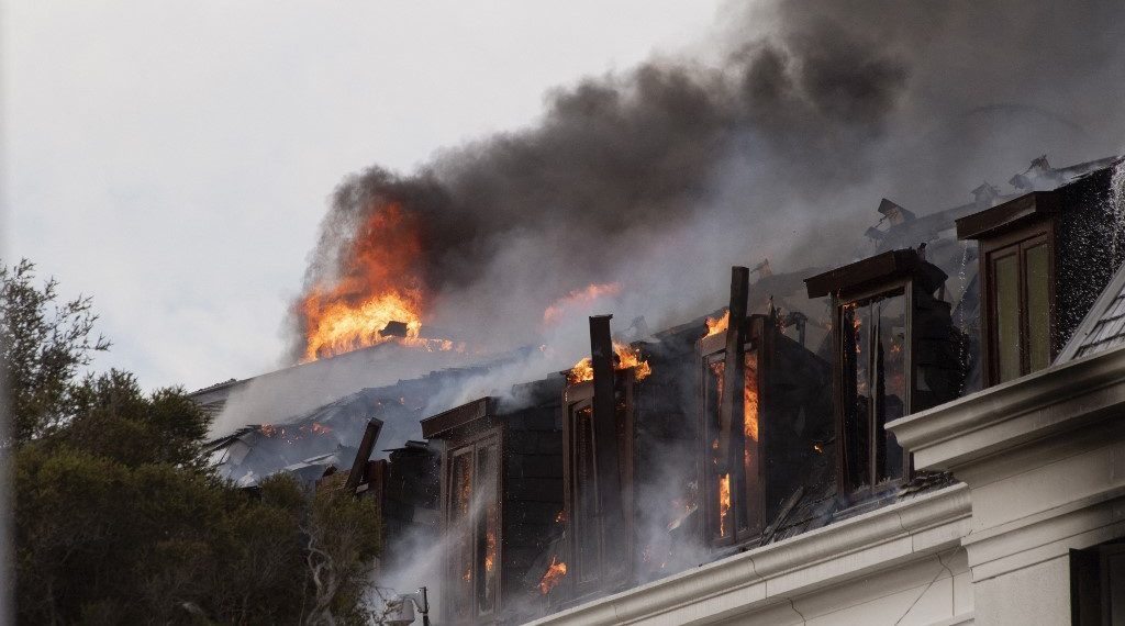 Toda la Cámara donde legislan los miembros resultó quemada. (Foto: Rodger Bosch/AFP)