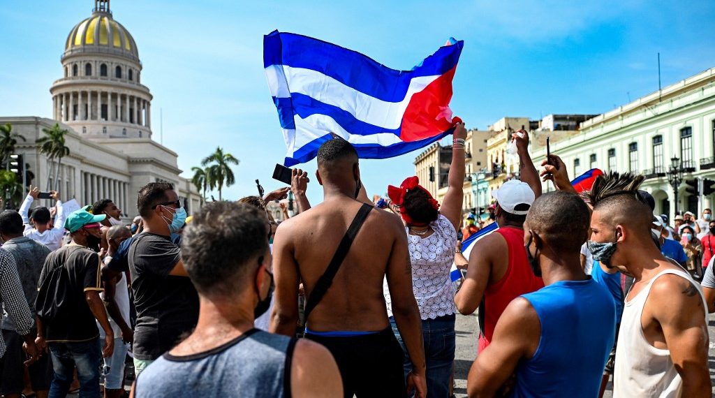 Según la ONG de derechos humanos Cubalex, 1,355 fueron detenidos, de los cuales 719 aún siguen en prisión. (Foto: Yamil Lage/AFP)