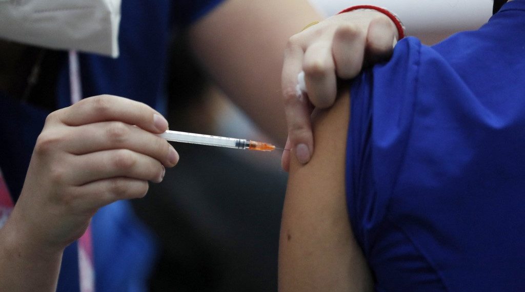 El informe emitido por reguladores internacionales analiza enfoques de vacunación contra ómicron y otras variantes. (Foto: Javier Torres/AFP)