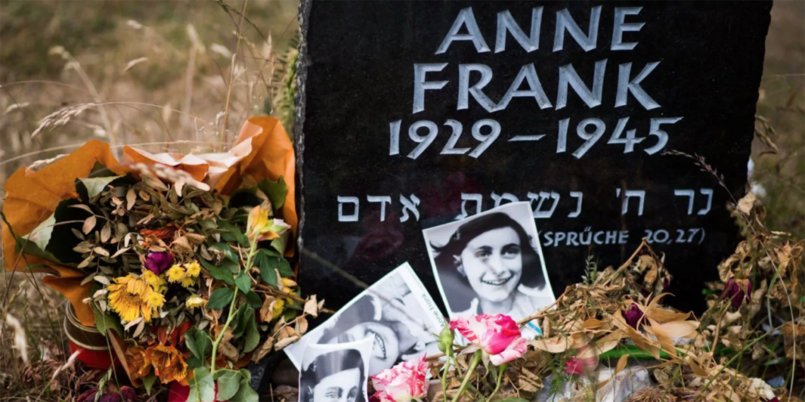 Lápida en memoria de Margot Frank y Ana Frank, en el terreno del antiguo campo de prisioneros y de concentración de Bergen-Belsen, norte Hanover, Alemania, el 21 de junio de 2015. (Foto: Getty Images)