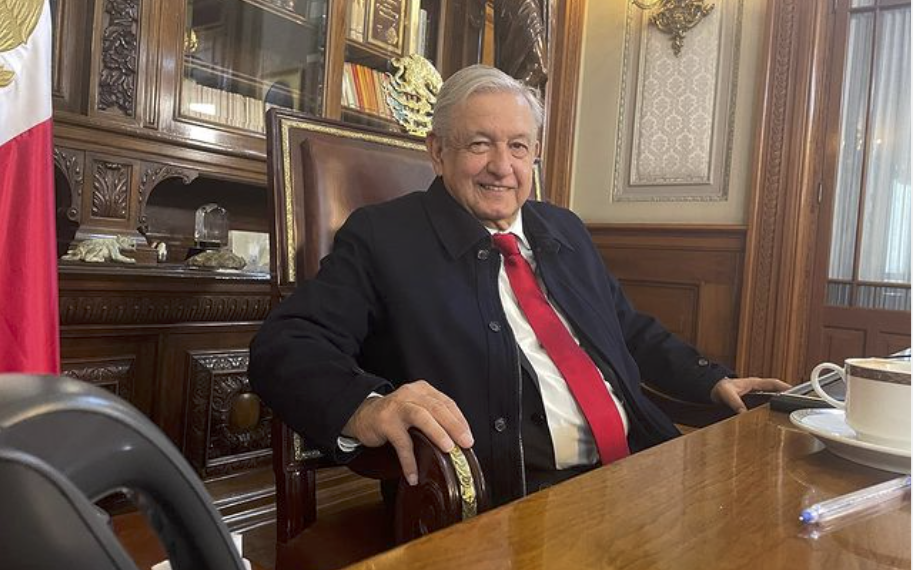 Como muestra de su sintomatología leve, López Obrador se tomó la temperatura y el nivel de oxigenación. (Foto: IG Beatriz Gutierrez Müller)