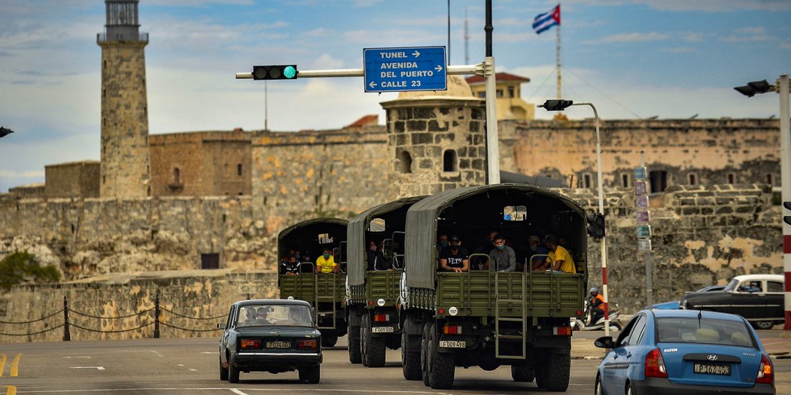 La policía recorre La Habana, en noviembre de 2021, luego de que el Estado prohibió la manifestación opositora anunciada para el 15 de noviembre. (Foto: Yamil Lage/AFP)