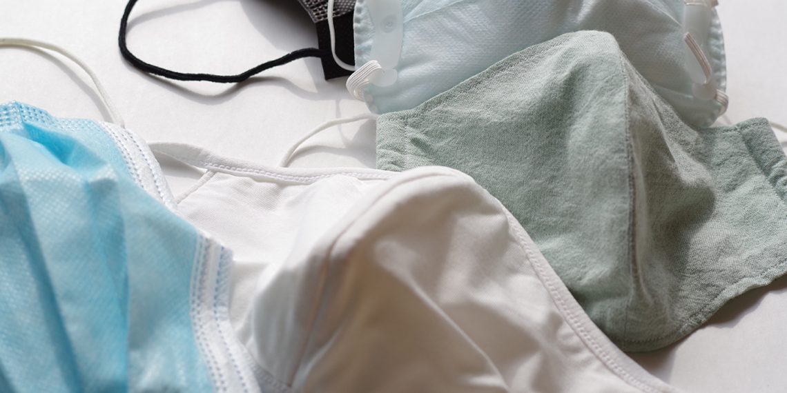 El cubrebocas de tela combinado con uno de uso médico es ideal para lugares de alta afluencia. (Foto: Adobe Stock)
