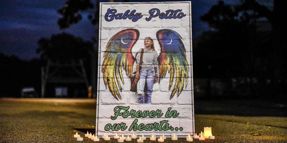 Un cartel honra la muerte de Gabby Petito, el 24 de septiembre de pasado, en Blue Point, Nueva York, ciudad natal de la influente. (Foto: Stephanie Keith/AFP)