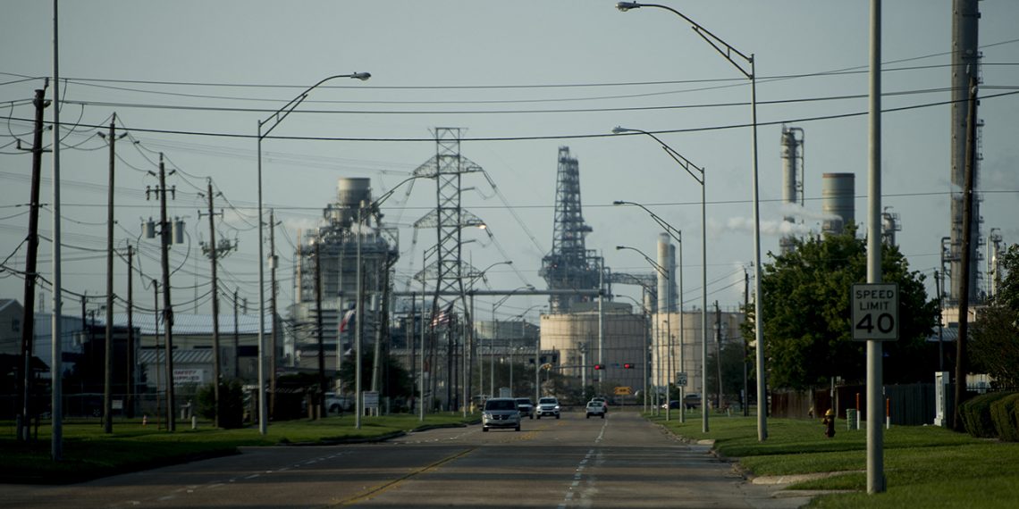 Hace unas semanas Pemex cerró la compra, por 596 millones de dólares, del 50 por ciento de las acciones de Shell, refinería estadounidense en Deer Park, Texas. (Foto: Brendan Smialowski/AFP)