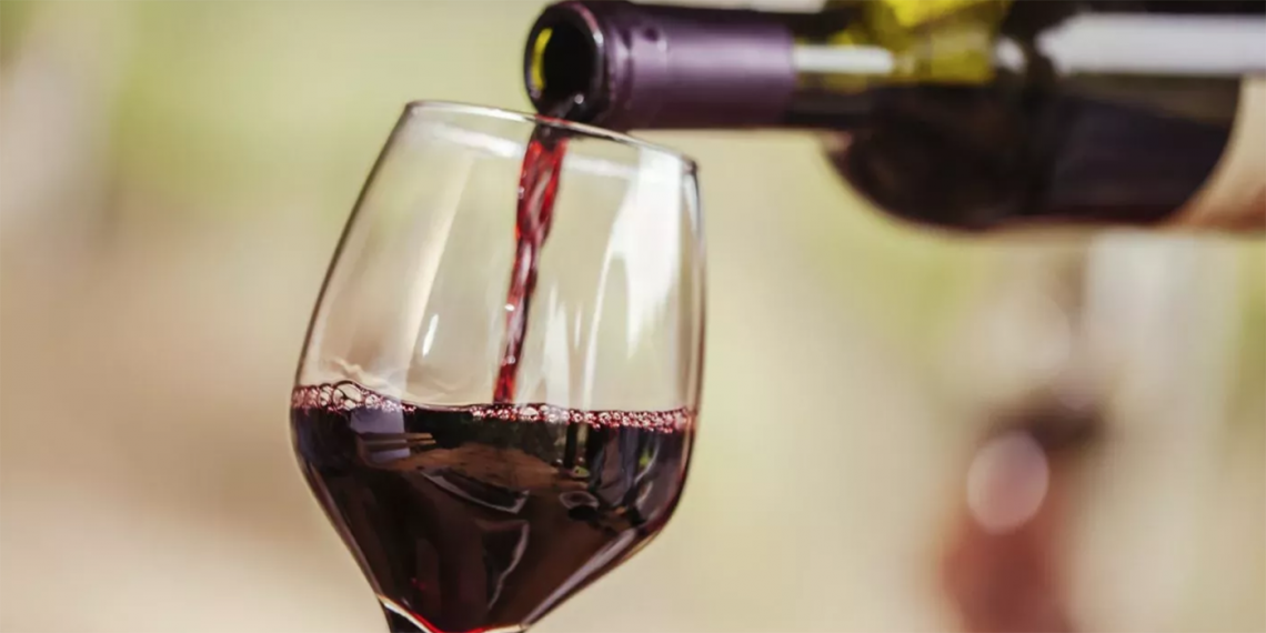 Los expertos expresan su escepticismo con respecto al estudio chino que sugiere que el vino tinto podría tener un efecto preventivo contra el covid-19. (Foto: NatashaPhoto/Getty)