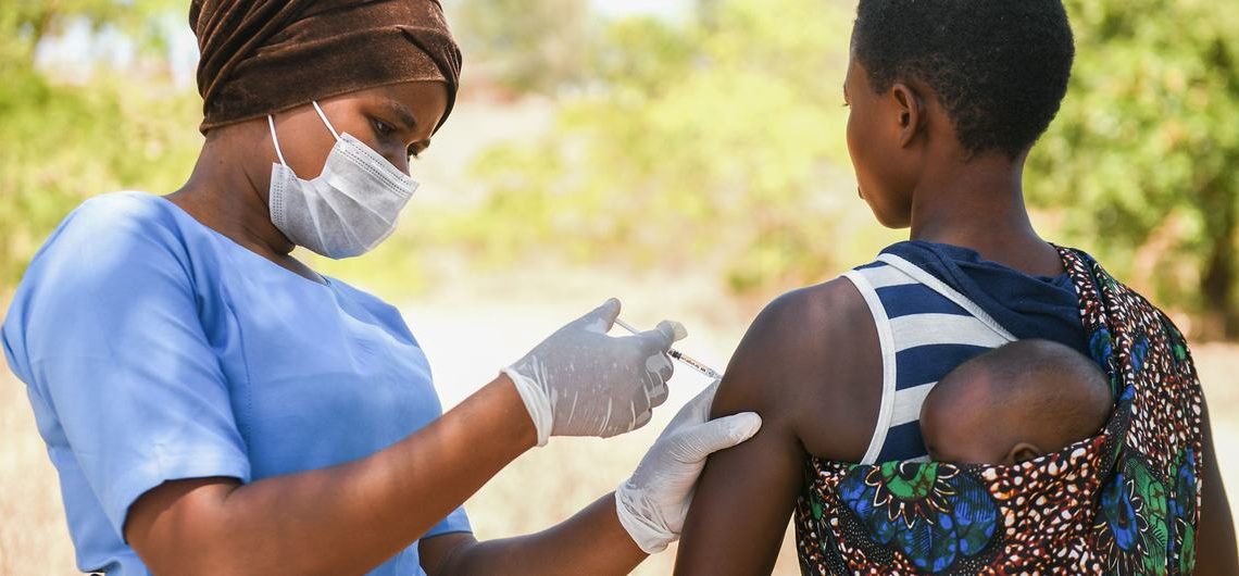 Es fundamental incrementar la ayuda para que todos los países puedan recibir cuanto antes las vacunas contra el coronavirus, informó OMS. (Foto: UNICEF/Thoko Chikondi)