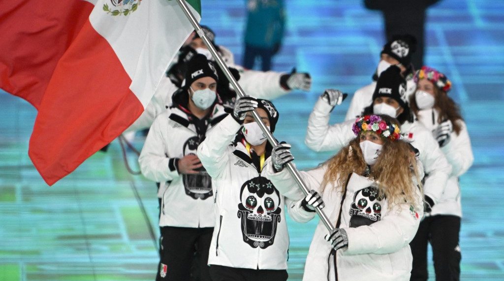 Donovan Carrillo y Sarah Schleper encabezan la delegación mexicana en los Juegos Olímpicos de Invierno de Pekin2022. (Foto: Manan Vatsyayana/AFP)