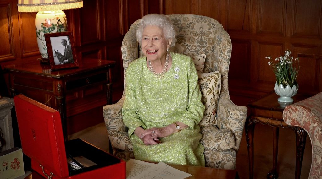 El retrato de la reina será brevemente proyectado en pantallas gigantes en varias ciudades del país. (Foto: Chris Jackson/Buckingham Palace/AFP)