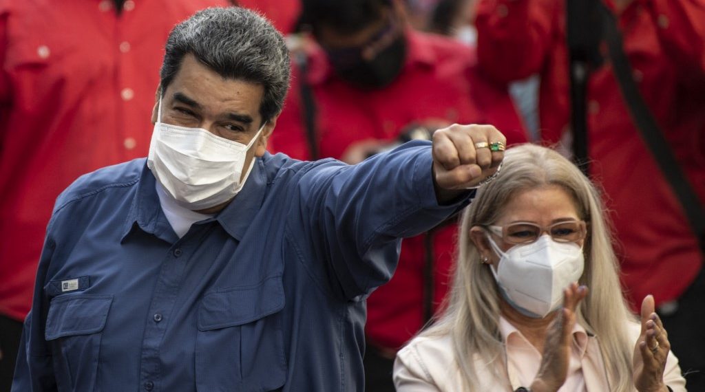 Venezuela's President Nicolas Maduro gestures as his wife Cilia Flores (R) applauds during the commemoration of the Youth Day in Caracas on Los participantes acogieron con beneplácito el trabajo de la Misión de Observación Electoral de la UE. (Foto: Yuri Cortez/AFP)