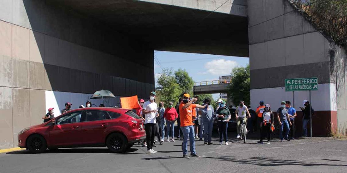 Alumnos UDLA Puebla se manifiestan en la recta a Cholula