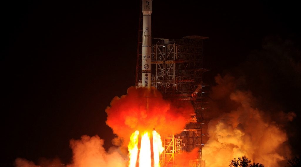 Está previsto que el cohete se estrelle contra la cara oculta de la luna el 4 de marzo. (Foto: AFP)