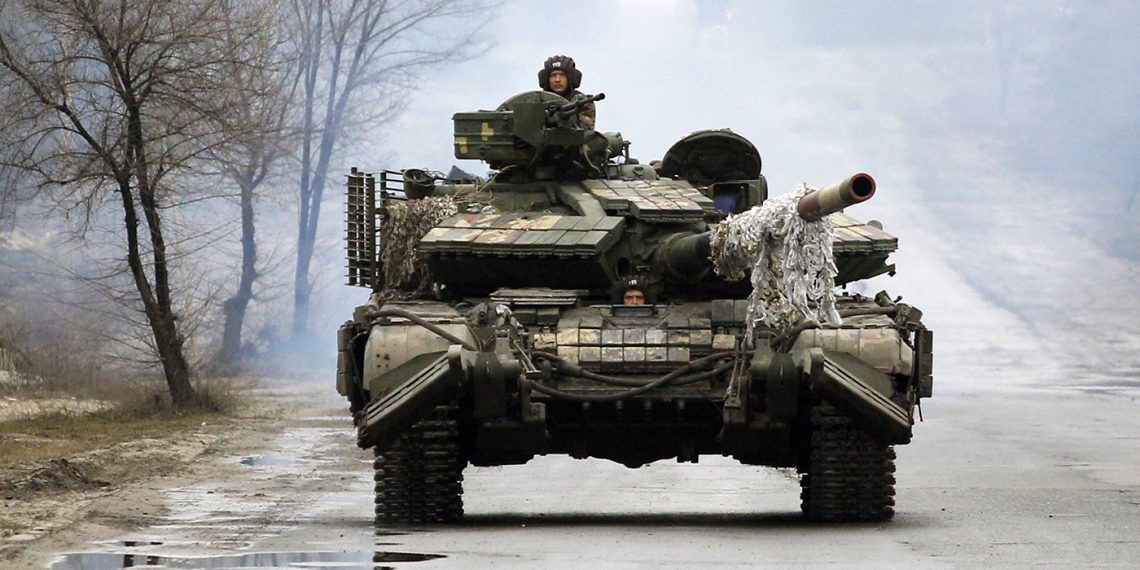 Militares ucranianos se desplazan a la línea del frente contra las fuerzas rusas, en la región de Lugansk, Ucrania, el 25 de febrero de 2022. (Foto: Anatolii Stepanov/AFP)