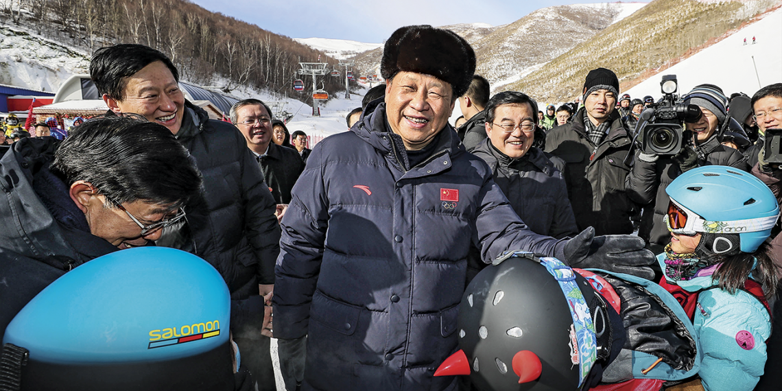 Xi Jinping motiva a los niños que asisten a un campamento cercano de esquí, mientras inspecciona los trabajos preparativos para los Juegos Olímpicos de Pekín, en Ciudad de Zhangjiakou. (Foto: Lan Hongguang/Getty)