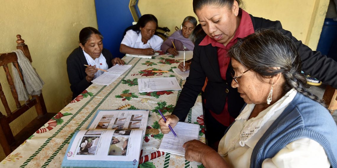Un grupo de mujeres de San Cristobal Huichochitlán, Estado de México, aprende a leer y escribir en español y en su lengua madre, el otomí. (Foto: Artemio Guerra/Cuartoscuro)