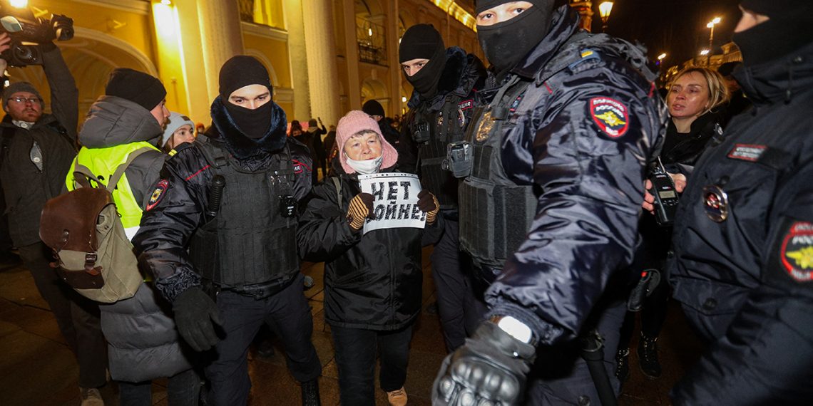 Agentes de policía detienen a un manifestante durante una protesta contra la invasión rusa de Ucrania, en el centro de San Petersburgo, el 24 de febrero de 2022. (Foto: Serguéi Mikhailichenko/AFP)