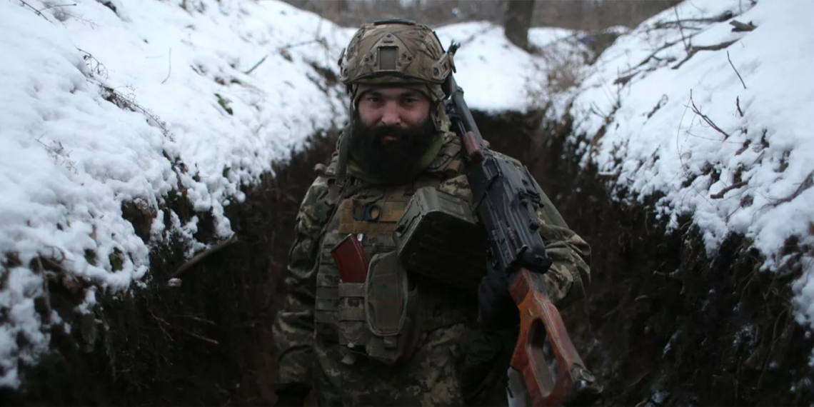 Un soldado de las fuerzas militares ucranianas en el frente, cerca del poblado de Zolote, en la región oriental de Lugansk, el 21 de enero de 2022. (Foto: Anatolii Stepanov/Getty)