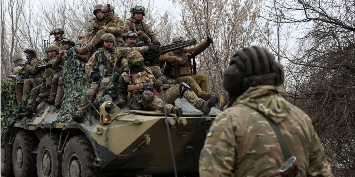 Soldados ucranianos se preparan para repeler un ataque en la región ucraniana de Luhansk, el 24 de febrero de 2022. (Foto: Anatolii Stepanov/Getty Images)