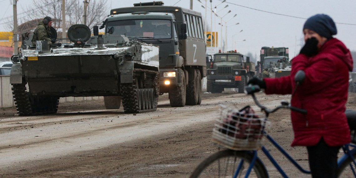 Vehículos militares del ejército ruso en Armyansk, Crimea, el 25 de febrero. (Foto: Stringer/AFP)