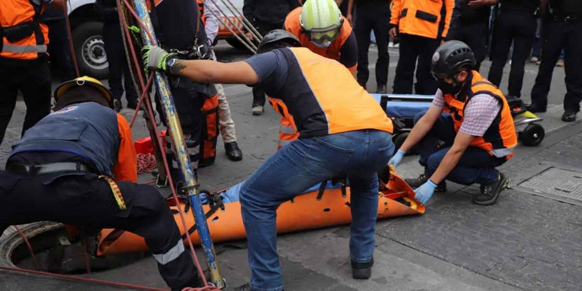 Joven cae a registro sin tapa en Centro Histórico de Puebla y se lesiona columna vertebral